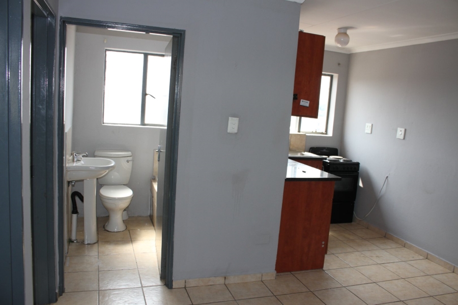 To Let 2 Bedroom Property for Rent in Fleurhof Gauteng