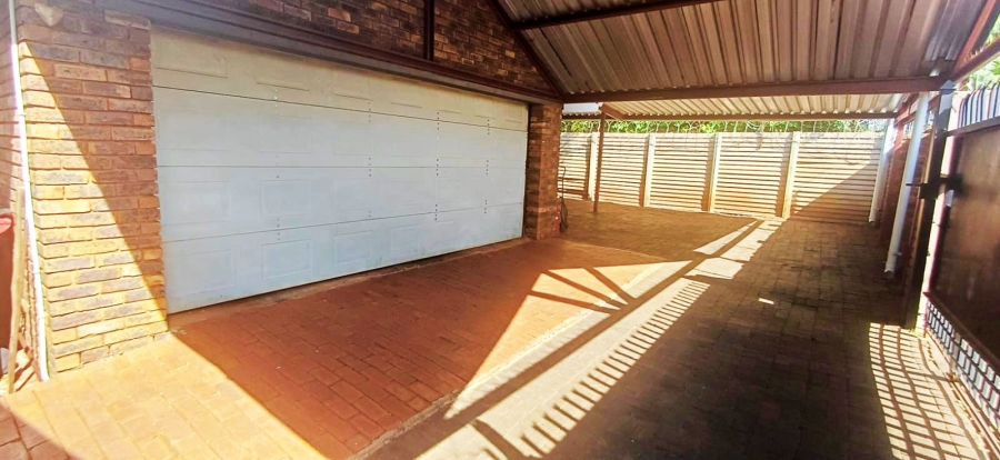 4 Bedroom Property for Sale in Eldoraigne Gauteng