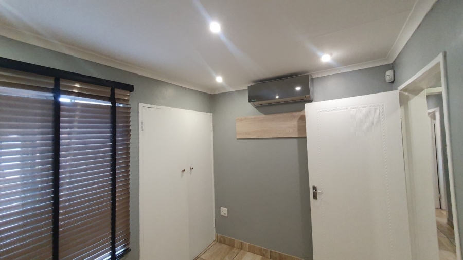 To Let Commercial Property for Rent in Wierda Park Gauteng