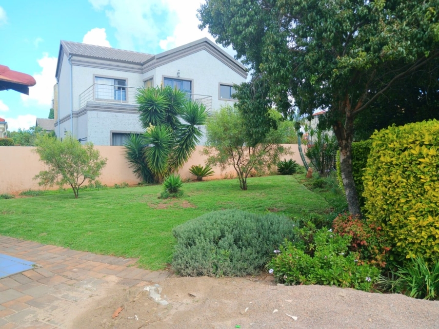 To Let 4 Bedroom Property for Rent in Blue Valley Golf Estate Gauteng