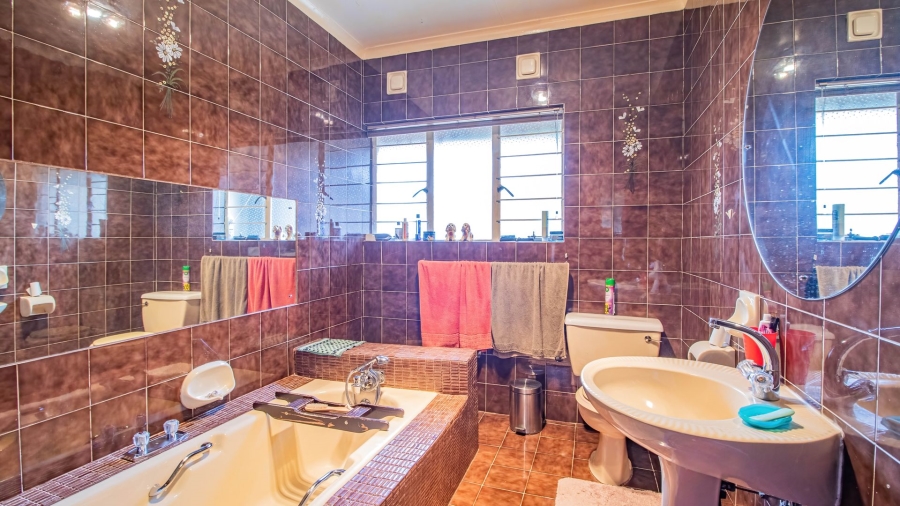 4 Bedroom Property for Sale in Glen Marais Gauteng