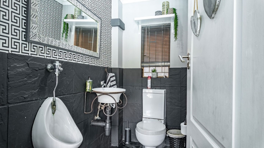 5 Bedroom Property for Sale in Annlin Gauteng