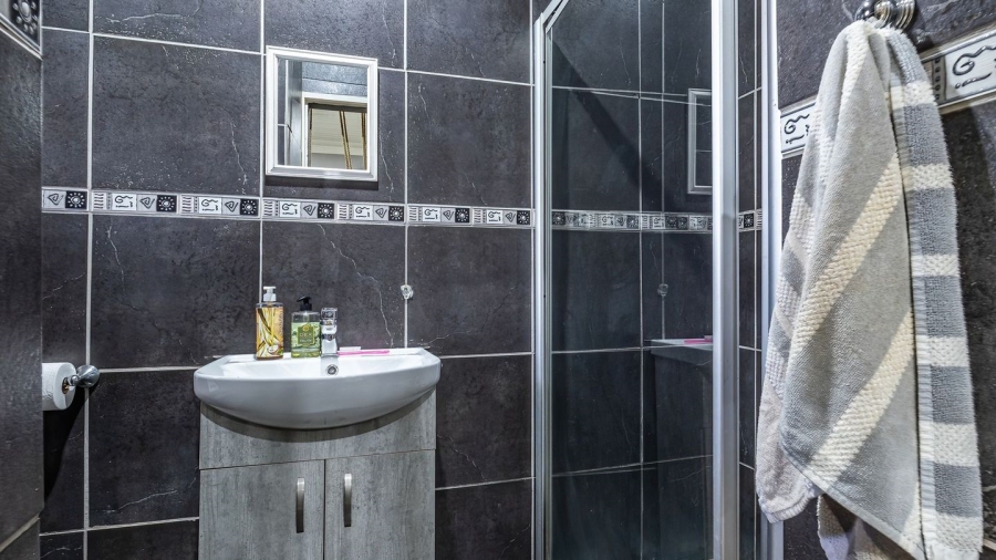 5 Bedroom Property for Sale in Annlin Gauteng