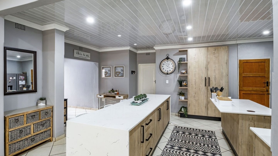 5 Bedroom Property for Sale in Annlin Gauteng