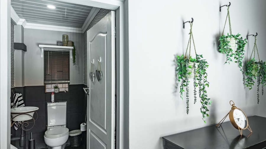 5 Bedroom Property for Sale in Annlin Gauteng