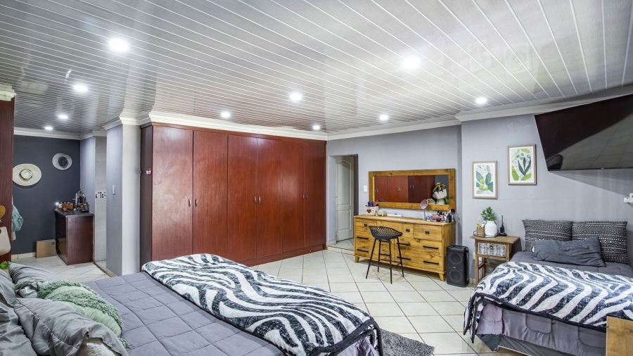 5 Bedroom Property for Sale in Annlin Gauteng
