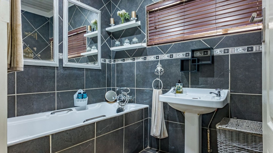 5 Bedroom Property for Sale in Annlin Gauteng