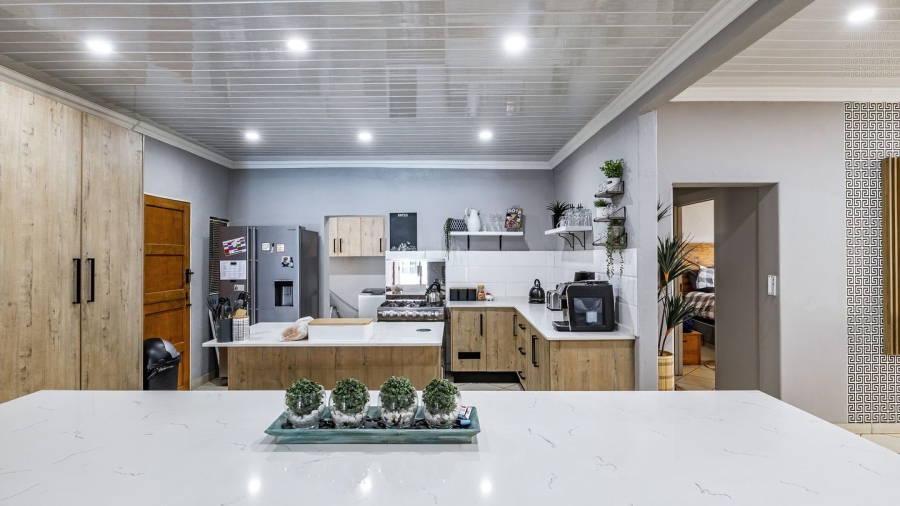 5 Bedroom Property for Sale in Annlin Gauteng