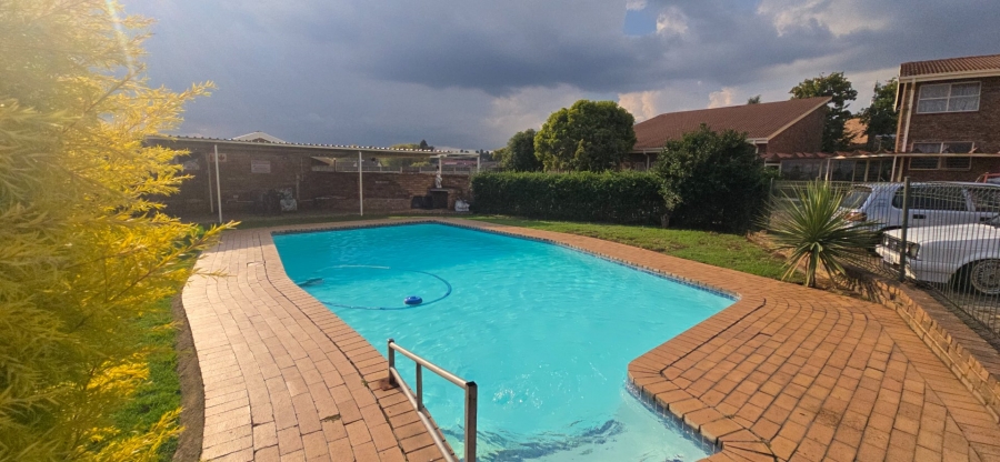 2 Bedroom Property for Sale in Brackendowns Gauteng