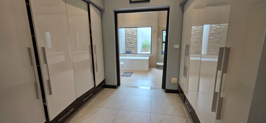 5 Bedroom Property for Sale in Greenstone Hill Gauteng