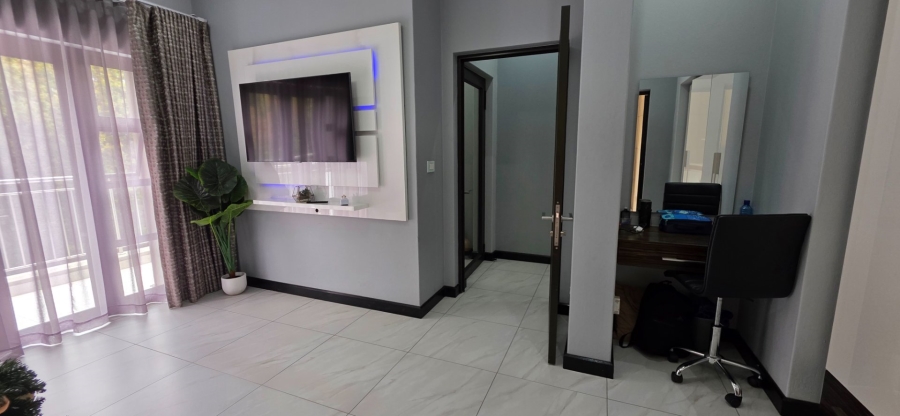 5 Bedroom Property for Sale in Greenstone Hill Gauteng