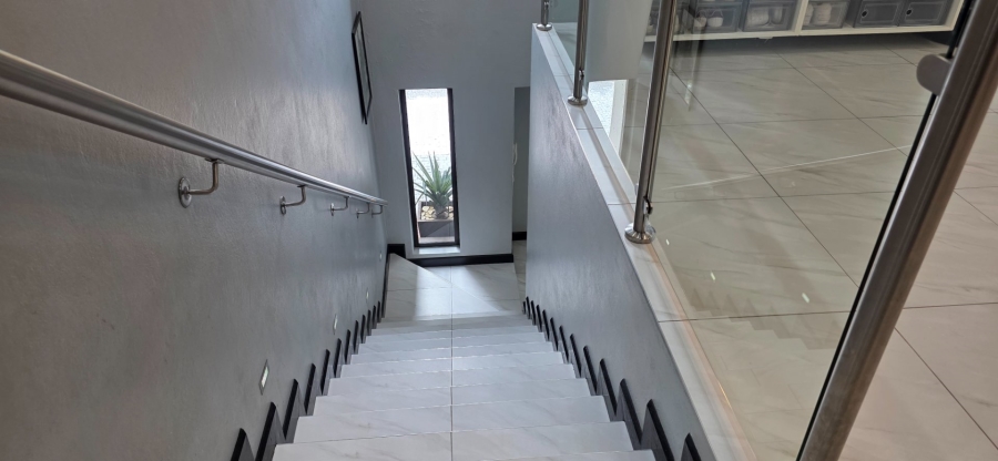 5 Bedroom Property for Sale in Greenstone Hill Gauteng