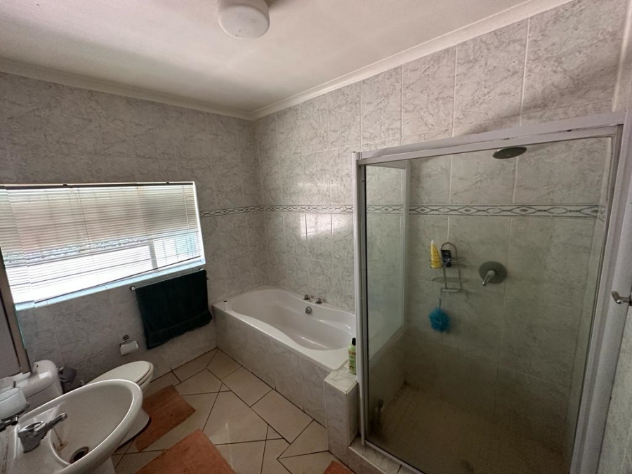 To Let 4 Bedroom Property for Rent in Glenanda Gauteng