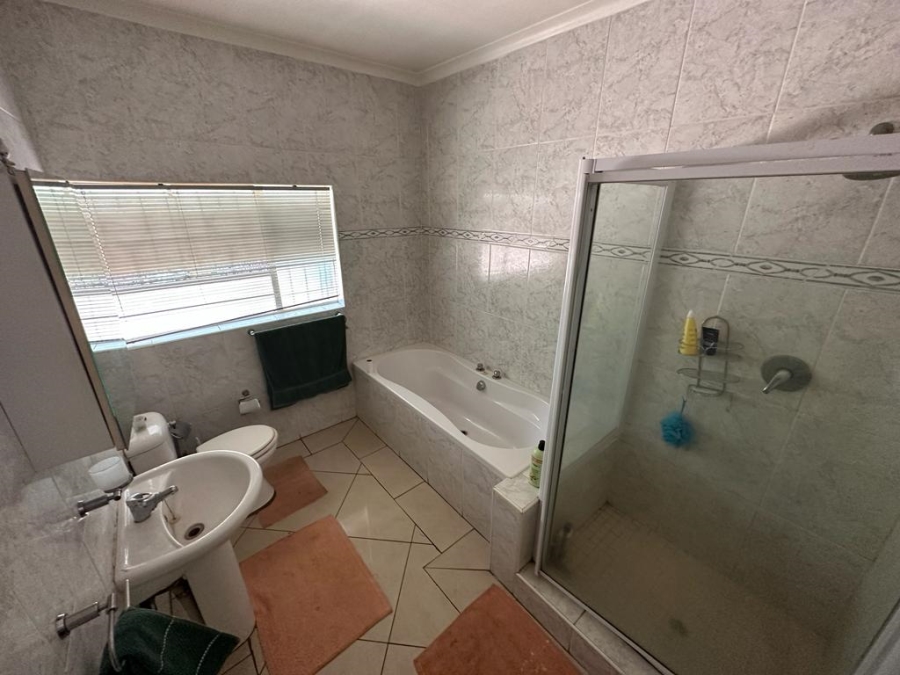 To Let 4 Bedroom Property for Rent in Glenanda Gauteng