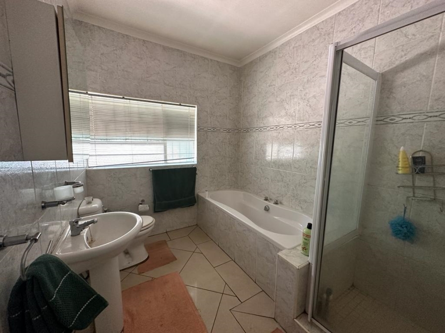 To Let 4 Bedroom Property for Rent in Glenanda Gauteng