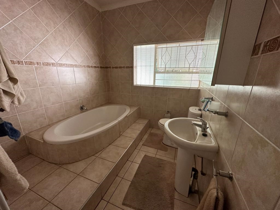 To Let 4 Bedroom Property for Rent in Glenanda Gauteng