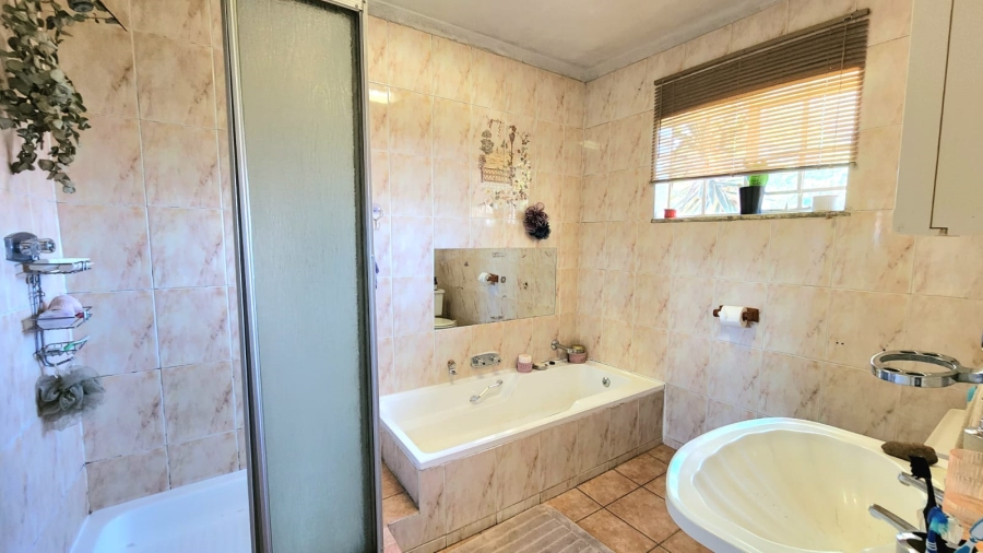 5 Bedroom Property for Sale in Winchester Hills Gauteng