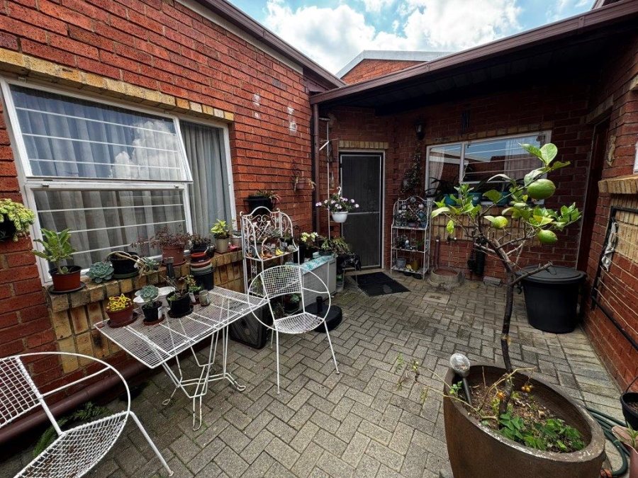 2 Bedroom Property for Sale in Glen Marais Gauteng