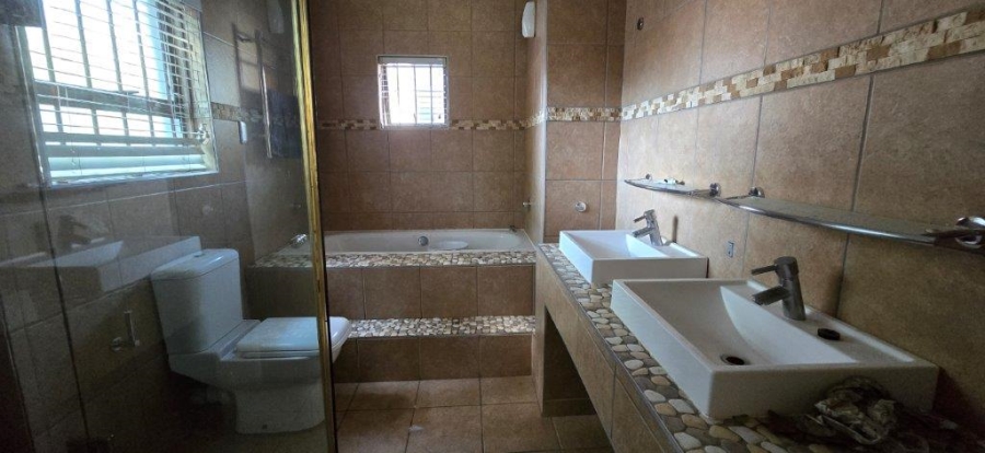 4 Bedroom Property for Sale in Garsfontein Gauteng