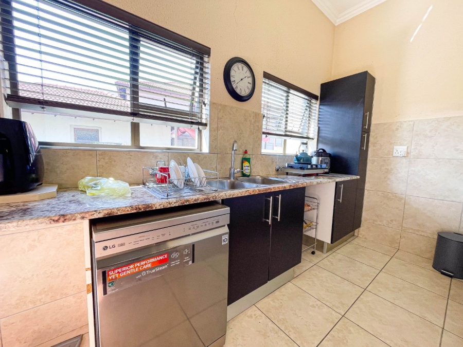 To Let 4 Bedroom Property for Rent in Montecello Estate Gauteng