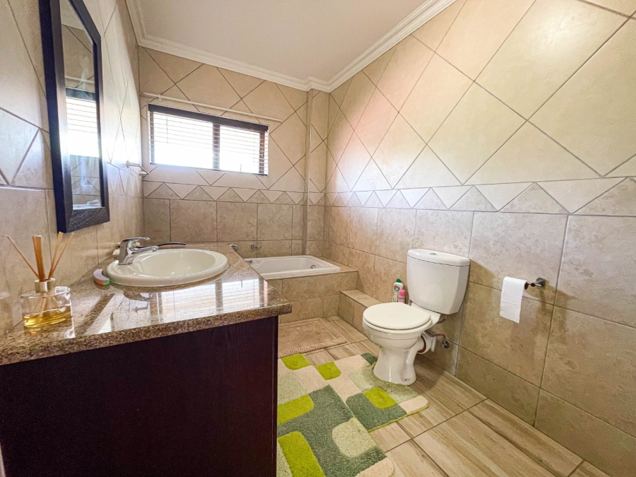 To Let 4 Bedroom Property for Rent in Montecello Estate Gauteng