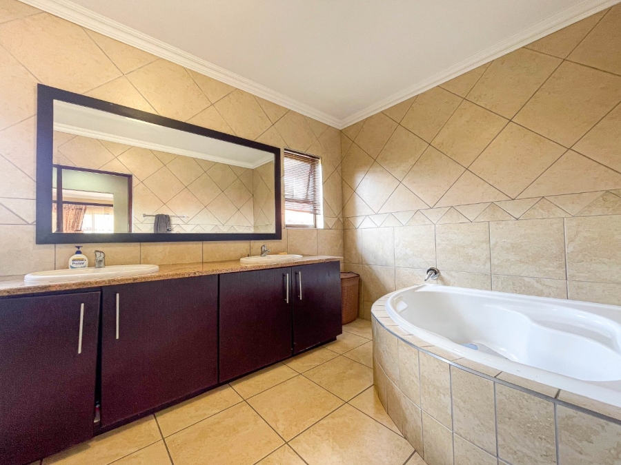 To Let 4 Bedroom Property for Rent in Montecello Estate Gauteng