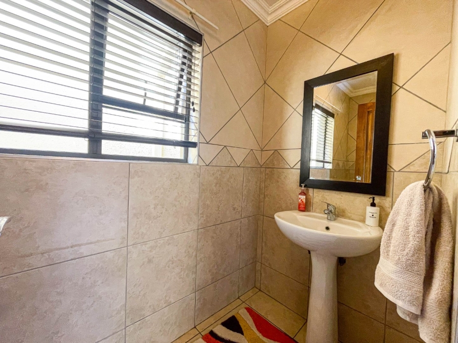 To Let 4 Bedroom Property for Rent in Montecello Estate Gauteng