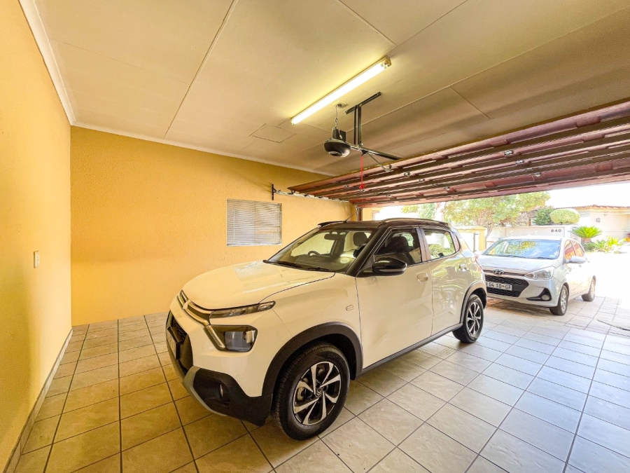 To Let 4 Bedroom Property for Rent in Montecello Estate Gauteng