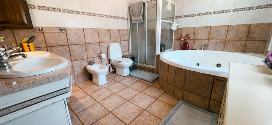 4 Bedroom Property for Sale in Three Rivers Proper Gauteng