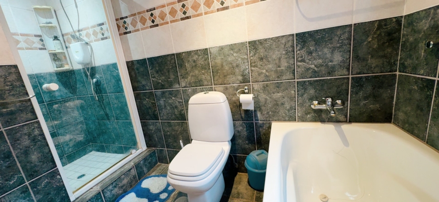 4 Bedroom Property for Sale in Three Rivers Proper Gauteng