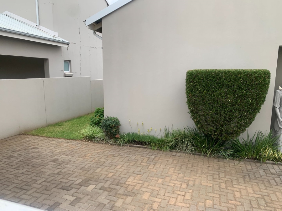 2 Bedroom Property for Sale in Blue Hills Gauteng