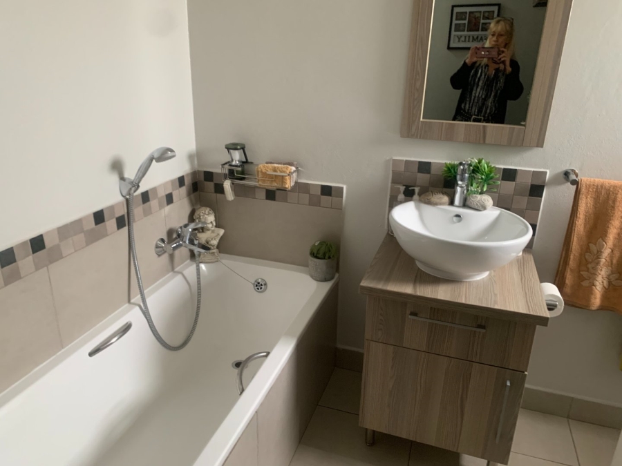 2 Bedroom Property for Sale in Blue Hills Gauteng