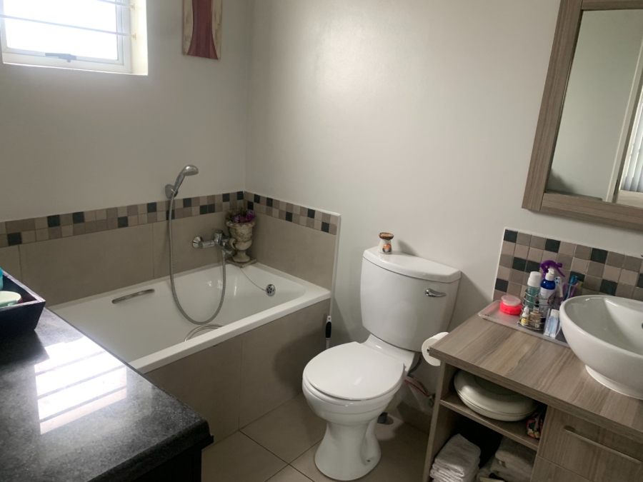 2 Bedroom Property for Sale in Blue Hills Gauteng