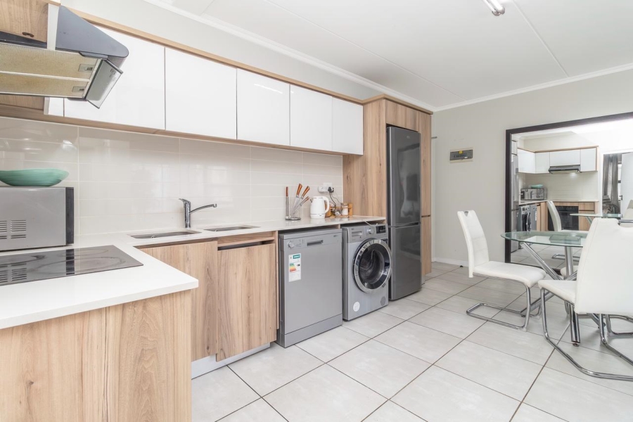 2 Bedroom Property for Sale in Crowthorne AH Gauteng