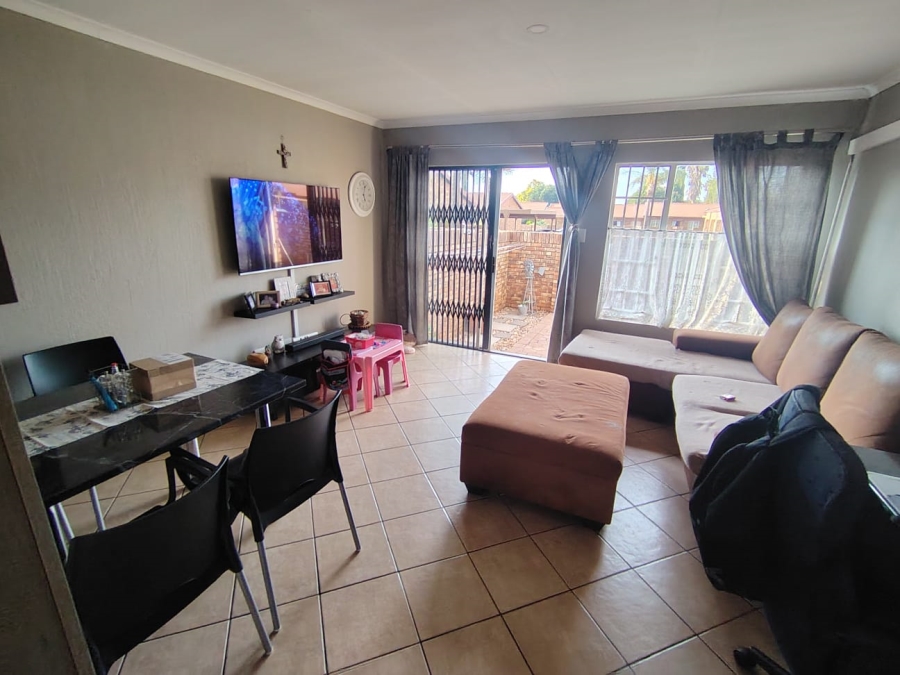 2 Bedroom Property for Sale in Rooihuiskraal North Gauteng