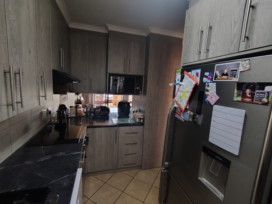 2 Bedroom Property for Sale in Rooihuiskraal North Gauteng