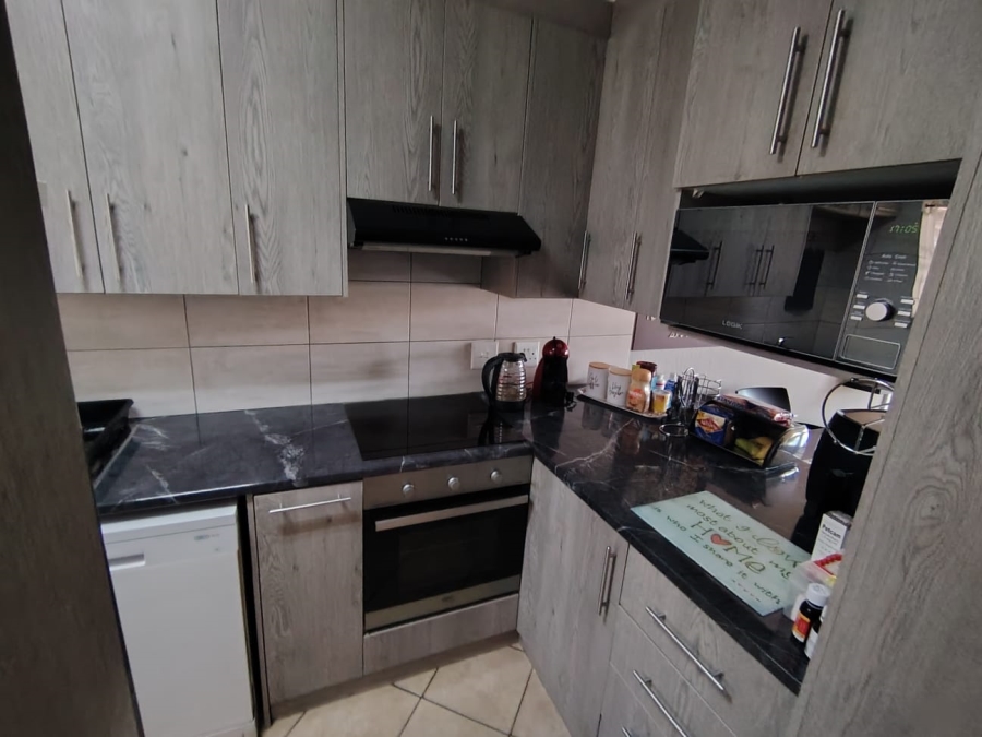 2 Bedroom Property for Sale in Rooihuiskraal North Gauteng