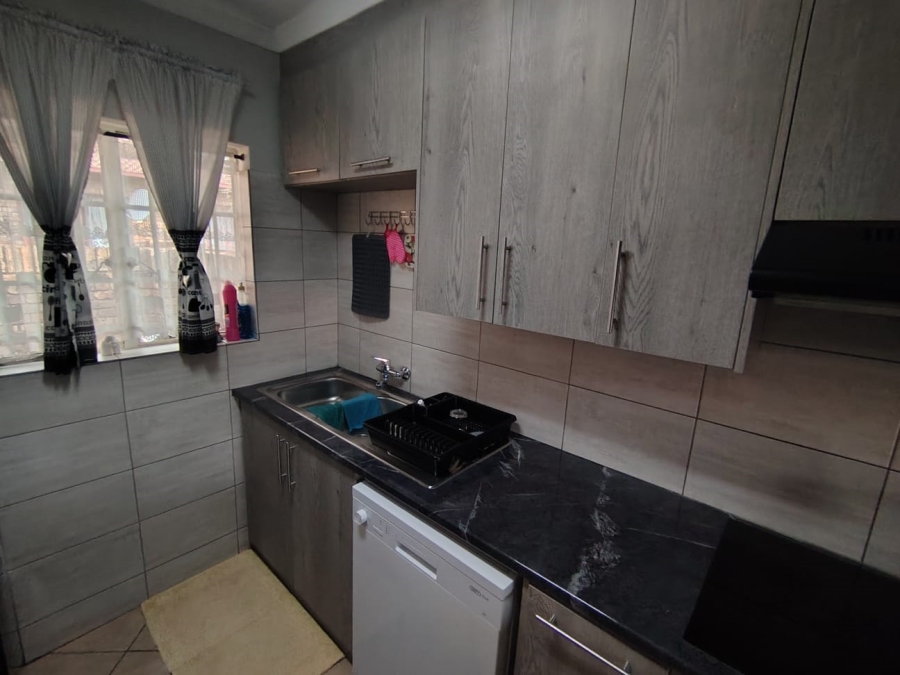 2 Bedroom Property for Sale in Rooihuiskraal North Gauteng