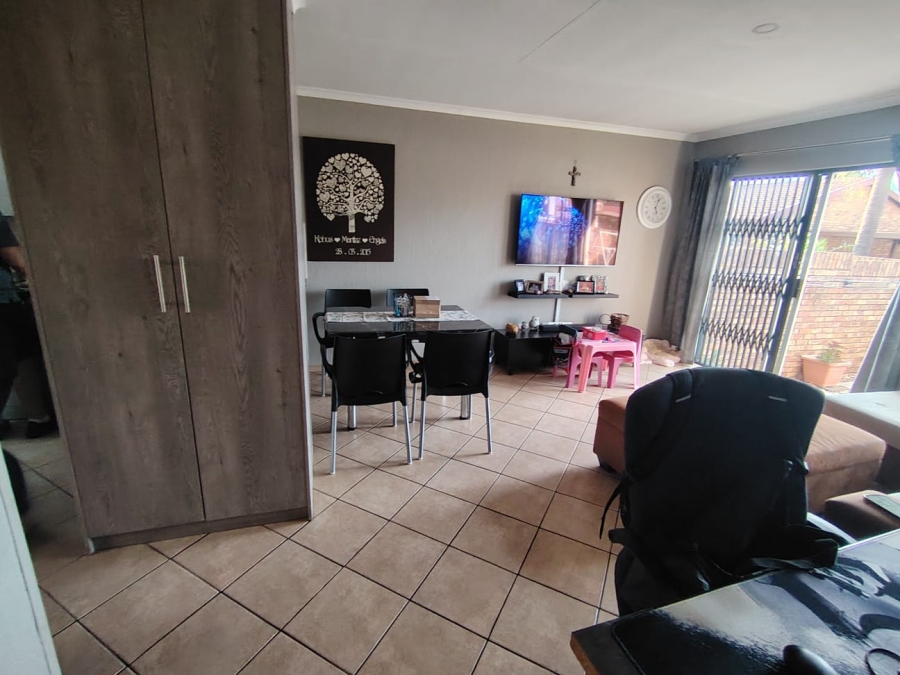 2 Bedroom Property for Sale in Rooihuiskraal North Gauteng