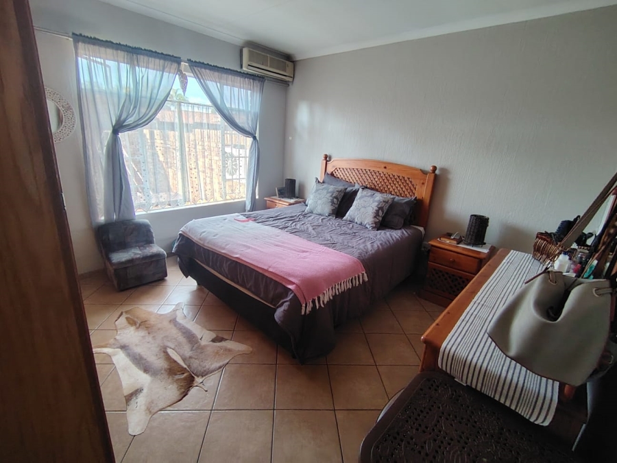 2 Bedroom Property for Sale in Rooihuiskraal North Gauteng