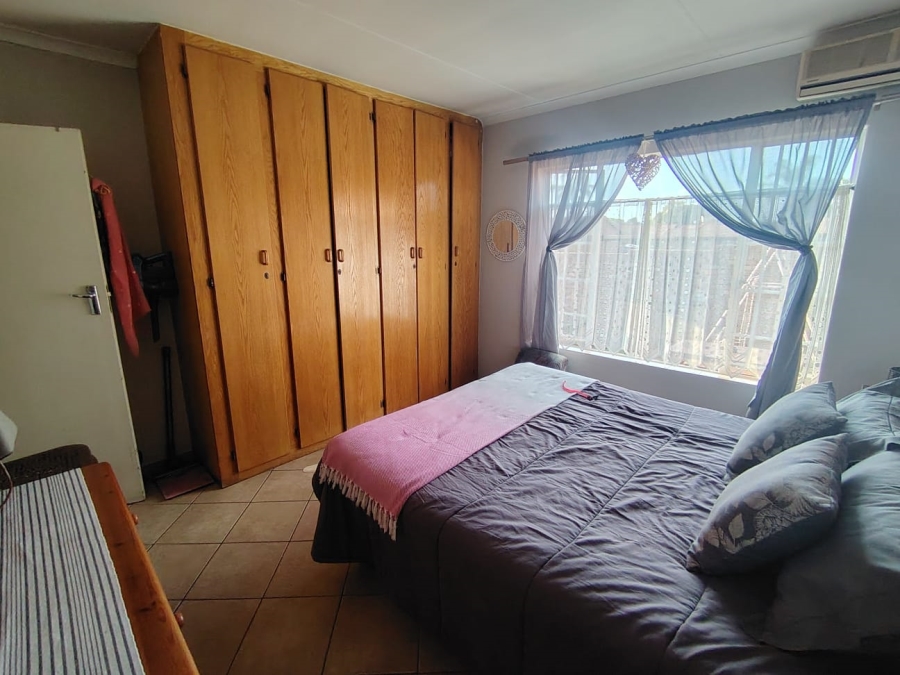 2 Bedroom Property for Sale in Rooihuiskraal North Gauteng