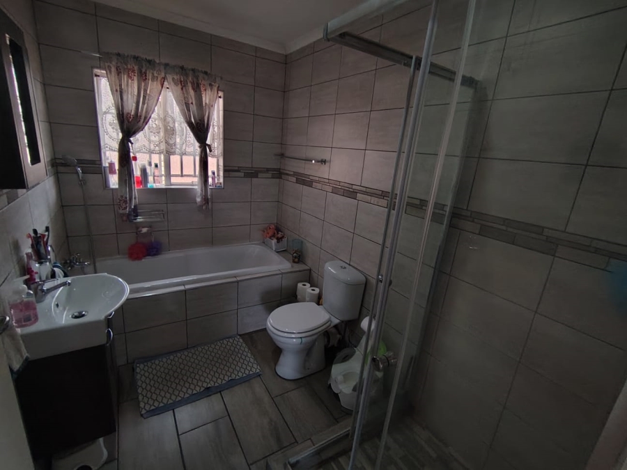 2 Bedroom Property for Sale in Rooihuiskraal North Gauteng