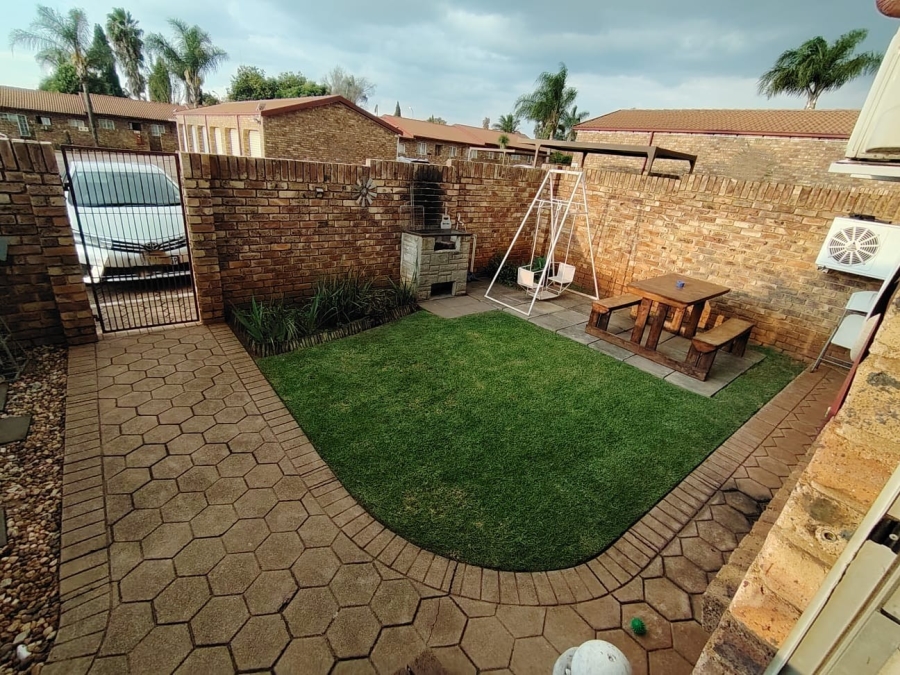 2 Bedroom Property for Sale in Rooihuiskraal North Gauteng