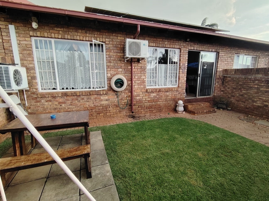 2 Bedroom Property for Sale in Rooihuiskraal North Gauteng