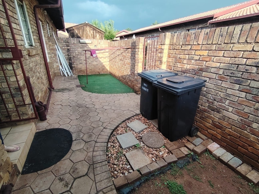 2 Bedroom Property for Sale in Rooihuiskraal North Gauteng