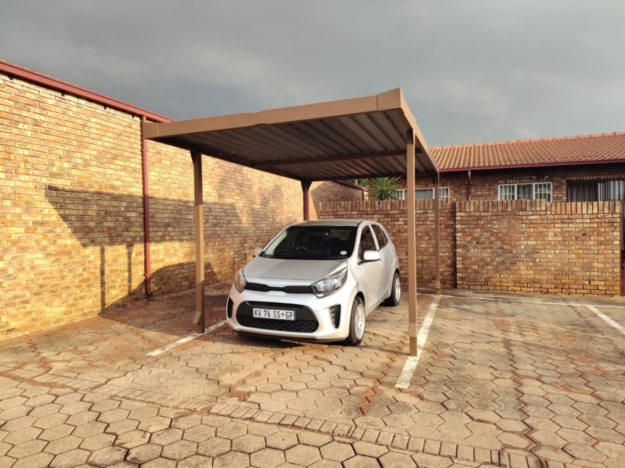 2 Bedroom Property for Sale in Rooihuiskraal North Gauteng