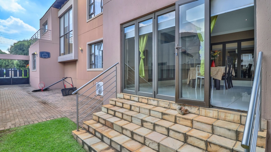 5 Bedroom Property for Sale in Aspen Lakes Gauteng