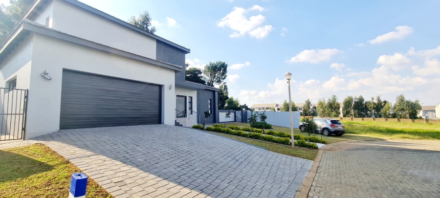 4 Bedroom Property for Sale in Blue Hills Gauteng