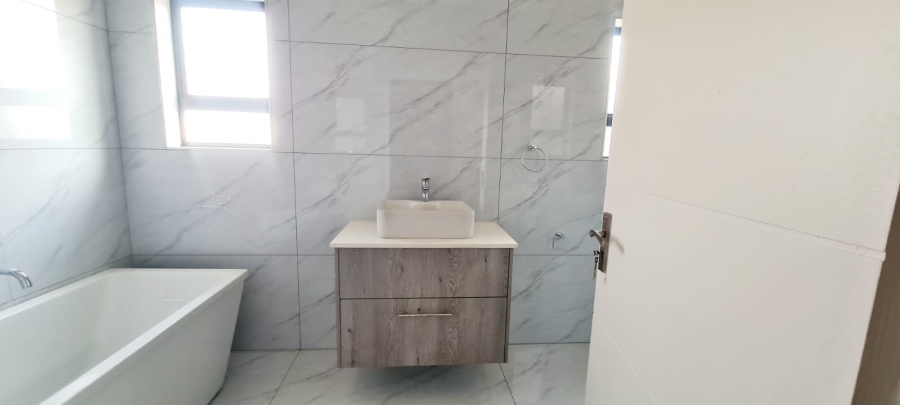 4 Bedroom Property for Sale in Blue Hills Gauteng