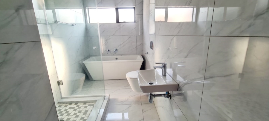 4 Bedroom Property for Sale in Blue Hills Gauteng